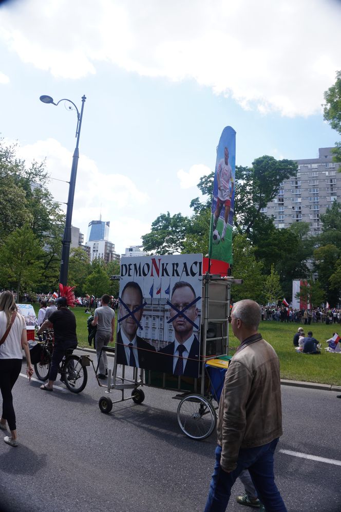 Uczestnicy "Wielkiego Marszu Patriotów" Rafała Trzaskowskiego