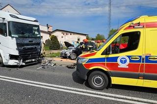 Ciężarówka uderzyła w mazdę na skrzyżowaniu. 66-latek zginął na miejscu! 