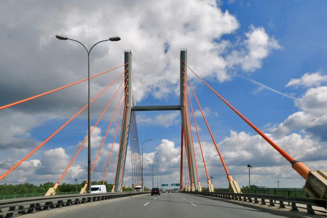 Most Siekierkowski jak tor wyścigowy.