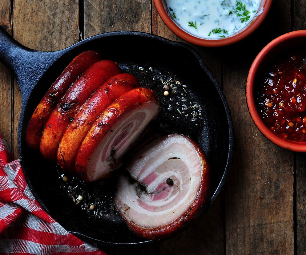 Pieczony boczek wędzony: przepis na domową wędlinę