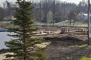 Ma być światowo, na razie jest błoto. Jedyne takie miejsce powstaje pod Olsztynem