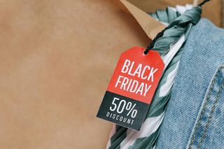 Co warto kupić na prezent świąteczny podczas Black Friday 2024? Promocje już trwają!