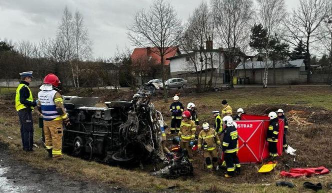 Śmiertelny wypadek pod Bełchatowem. Pasażerka busa zginęła w zderzeniu z tirem na DK nr 74