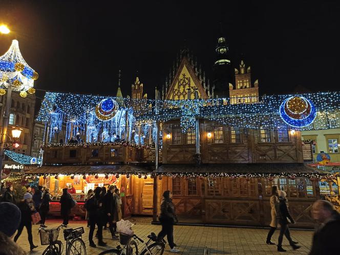Jarmark Bożonarodzeniowy we Wrocławiu po zmroku. Robi wrażenie! [ZDJĘCIA]