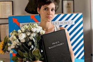Pola Gonciarz z dyplomem magistra sztuki Akademii Teatralnej w Warszawie