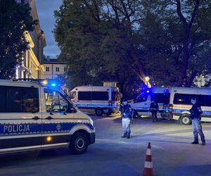 Uniwersytet Warszawski w żałobie. Przed budynkiem wystawiono zdjęcie zabitej 53-latki