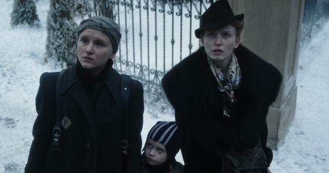 Dom pod Dwoma Orłami odcinek 9. Fela (Justyna Janowska), mała Helenka, Lisa Weber (Karolina Rzepa)