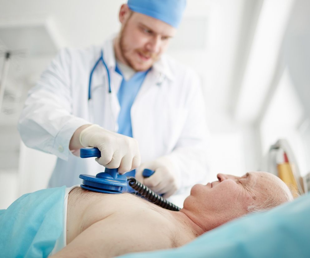 Kardiowersja i defibrylacja - co to jest? Różnice między kardiowersją a defibrylacją