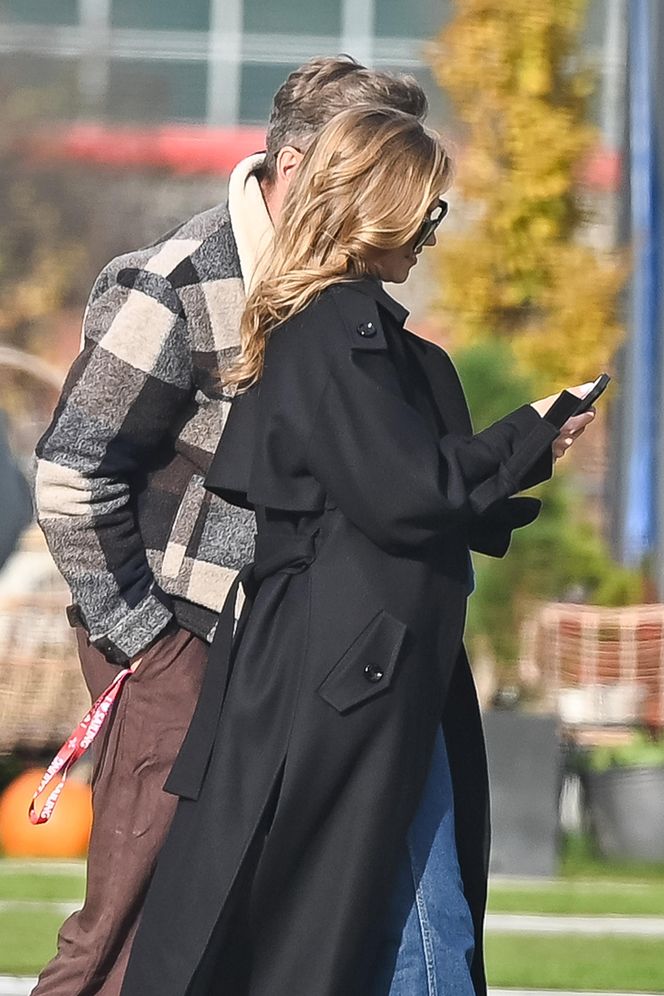 Agnieszka Kaczorowska siedzi i pachnie, a Rogacewicz wynosi śmieci i je kanapke poza autem... Fajna para?