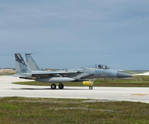 Amerykańskie samoloty F-15 i F-16 w Japonii