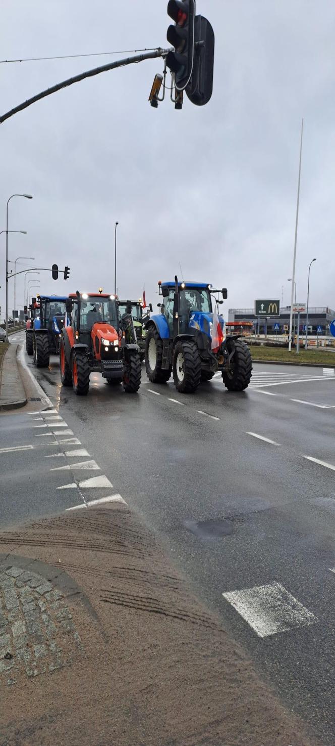 Trwa protest rolników. Drogi na Pomorzu są sparaliżowane. Gdzie trwają utrudnienia? 