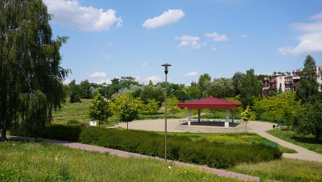 Lublin. „Filary porośnięte bluszczem” i nie tylko. Park Jana Pawła II w lipcowej odsłonie