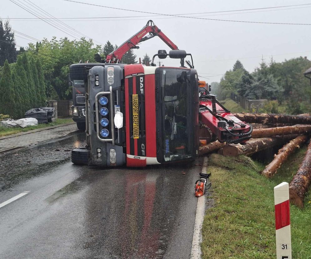 Wypadek w Mircu! Przewróciła się ciężarowka z drewnem, uszkodziła gazociąg