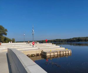 Wisła w Fordonie wyraźnie przybrała i przyspieszyła. Duża woda niesie mnóstwo śmieci i zanieczyszczeń