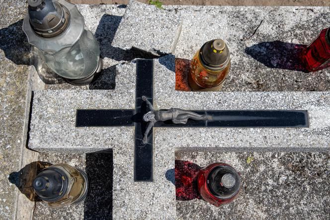 Krzyż runął na 5-letnią Marysię! Cudem przeżyła, a winnych wciąż brak