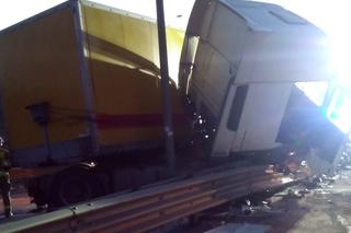 Ciężarówka uderzyła w barierki. Zablokowana ekspresówka na wysokości Olsztynka [ZDJĘCIA]