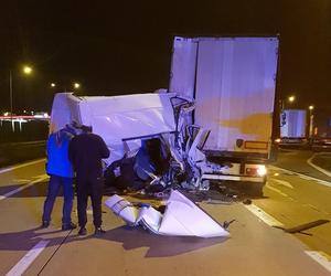 Tragiczny wypadek pod Wrocławiem. Bus zderzył się z ciężarówką, jedna osoba nie żyje