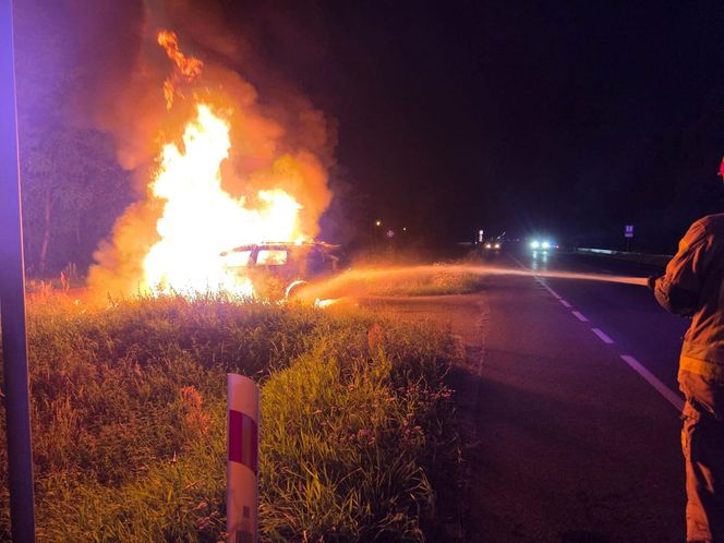 Ogień zaczął buchać z samochodu. Pilna akcja strażaków  