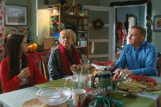 M jak miłość świąteczny odcinek specjalny. Wigilia Mostowiaków. Basia (Karina Woźniak), Artur (Robert Moskwa), Zosia Kisielowa (Małgorzata Różniatowska)