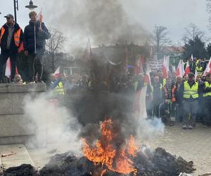 Protest rolników we Wrocławiu. Strajk wymyka się spod kontroli. Urząd Wojewódzki obrzucany jajkami