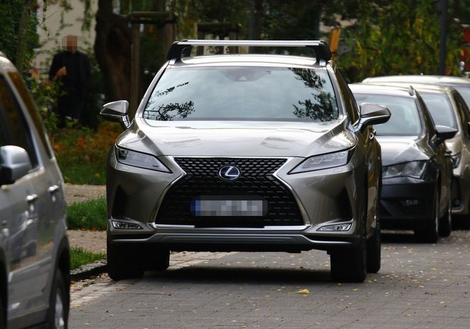 K. Tusk z mężem przenoszą rzeczy z lexusa do innego auta: Córka oddała ojcu samochód