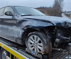 BMW uszkodziło słupki i bariery na S7 pod Jędrzejowem. W aucie było troje pijanych, w tym kobieta w ciąży!