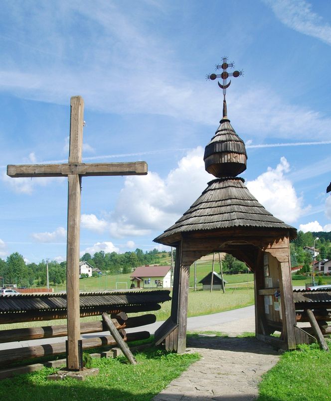 To dawna małopolska wieś rycerska. Znajduje się w niej najpiękniejsza łemkowska cerkiew