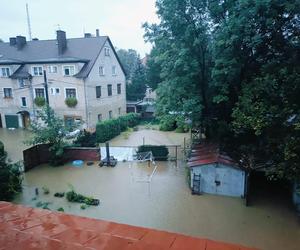 Krytyczna sytuacja w Kłodzku. Okropnie leje, ulice i domy zalane, potrzebujemy pomocy