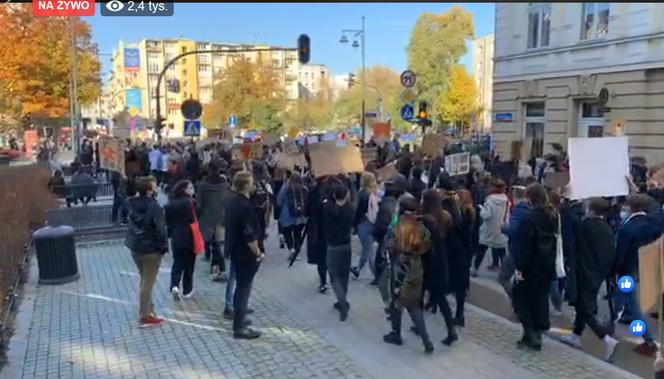 Strajk Kobiet w Łodzi: Protestujący idą ulicami miasta