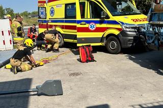 Latarnia przewróciła się na mężczyznę, a w karetce pękła opona. Niecodzienne zdarzenie w podwarszawskim Piasecznie