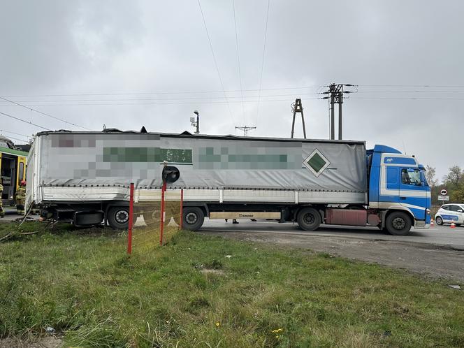 Potworne zderzenie w Ołtarzewie. Pociąg zmiótł w torów samochód ciężarowy