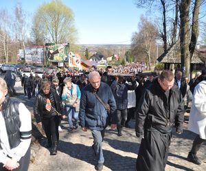 Posąg Emeryka i droga z Nowej Słupi na Święty Krzyż