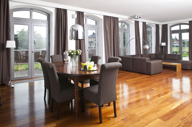 Grzejniki kanałowe - idealne rozwiązanie do jasnych przestronnych wnętrz z dużymi przeszkleniami