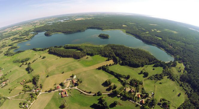 Ta kraina to raj dla turystów. Znajduje się tam m.in. „mazurski Sopot”