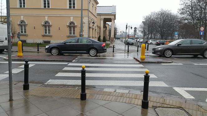 Feralny znak na Dobrej. Kierowcy uderzyli w niego 50 razy w półtora roku