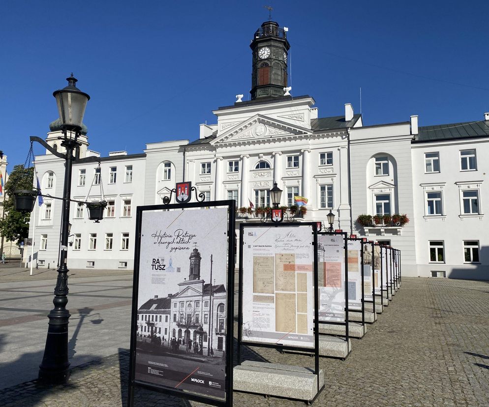 Kiedy na wieży płockiego ratusza pojawił się pierwszy zegarł? Wyjątkowa wystawa na Starym Rynku