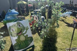 Sklep Żabka z ogródkiem dla klientów