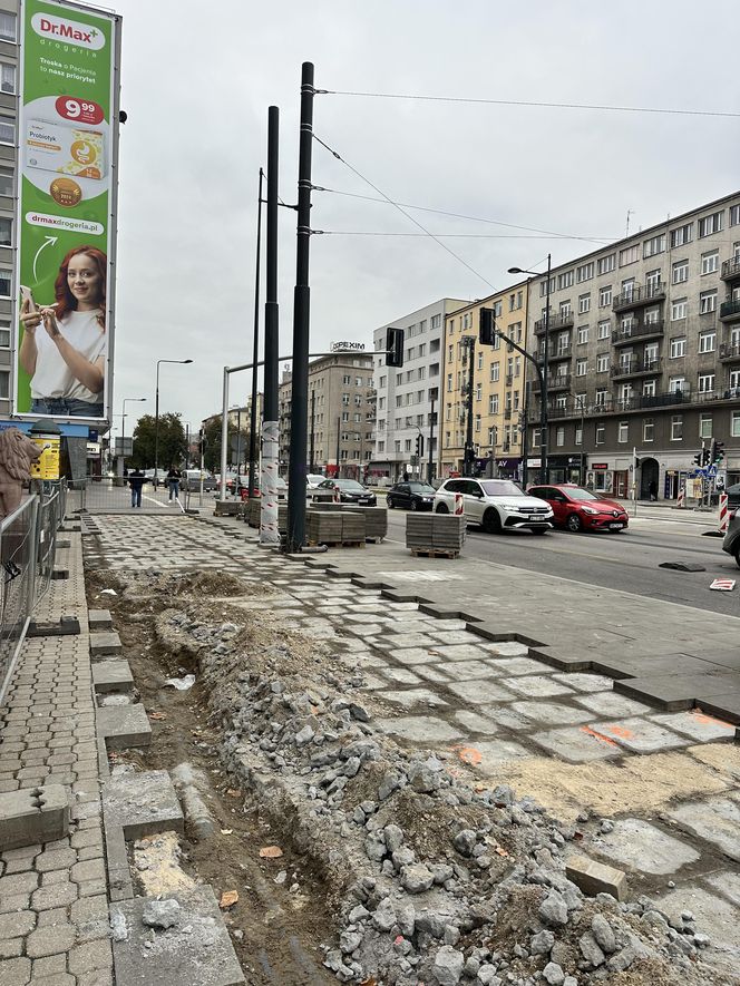 Budowa drogi rowerowej na ul. Puławskiej w Warszawie obok dawnego kina „Moskwa”