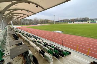 Ostatnie dni remontu stadionu w Starachowicach. Na bieżni pojwiły się tory