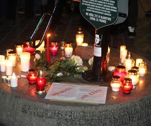 Podpalił się pod Pałacem Kultury i Nauki. Protestował przeciwko władzy. Mija sześć lat od samospalenia Piotra Szczęsnego