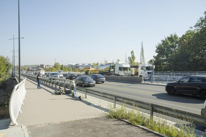 Otwarcie wiaduktu na Trasie Łazienkowskiej kilka miesięcy wcześniej. Już kładą asfalt!