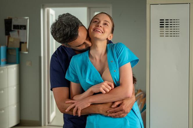 Barwy szczęścia, odc. 2751: Zbyszek Stawicki (Piotr Borowski), pielęgniarka Kama (Natalia Jędruś)
