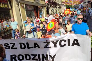 Kilkaset osób przemaszerowało ulicami Leszna w Marszu dla Życia i Rodziny [ZDJĘCIA]