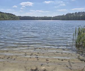 To jezioro w Olsztynie ma niezwykle czystą wodę. Jest kilka dzikich plaż, które świecą pustkami