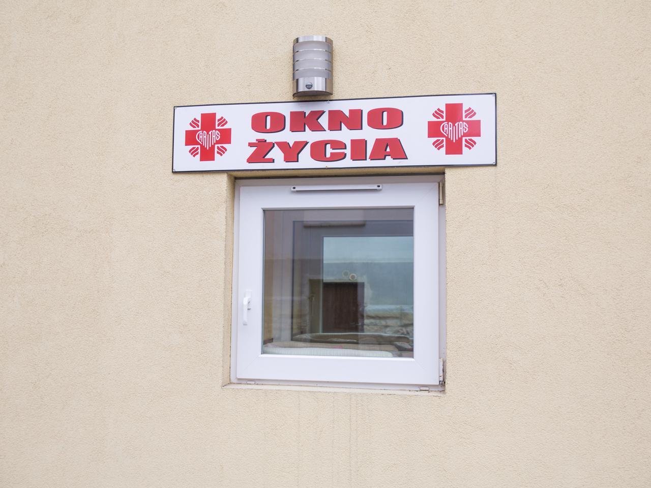 Zakonnice znalazły dziecko w oknie życia 