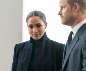 Meghan Markle zostawiła dzieci, by pilnować męża? Harry przyłapany z piękną modelką