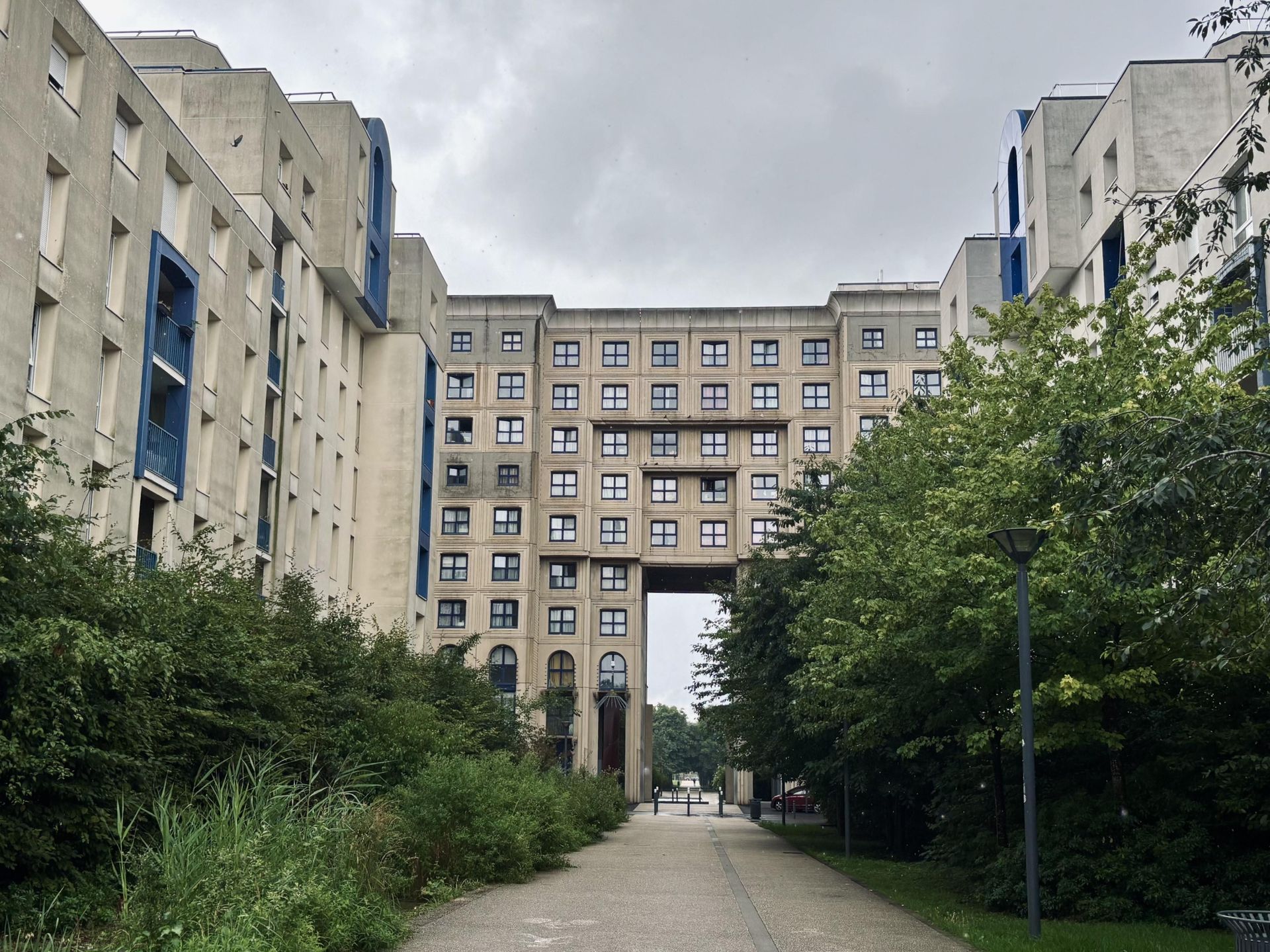 Picasso's Arenas. Budynek mieszkalny położony w Noisy-le-Grand pod Paryżem