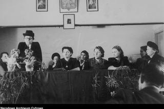 Goździki, kosmetyki i całusy. Tak wyglądał Dzień Kobiet w czasach PRL-u