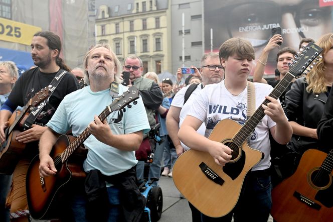 Gitarowe granie z zespołem Dżem na Rynku w Katowicach