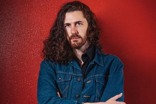 Hozier powraca po sukcesie Too Sweet. Wydał kilka nowych piosenek!